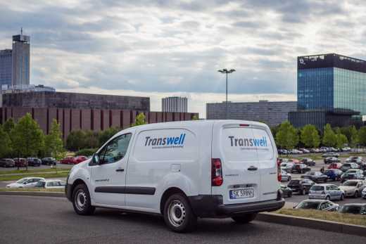 Auto Transwell na tle miasta